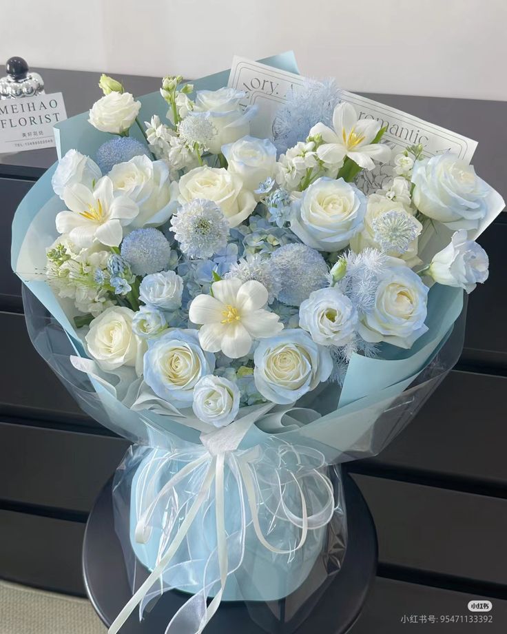 Góc Hoa - Bó hoa lụa tone xanh pastel phối hoa ly xanh hoa hồng trắng và cúc nhỏ nhẹ nhàng