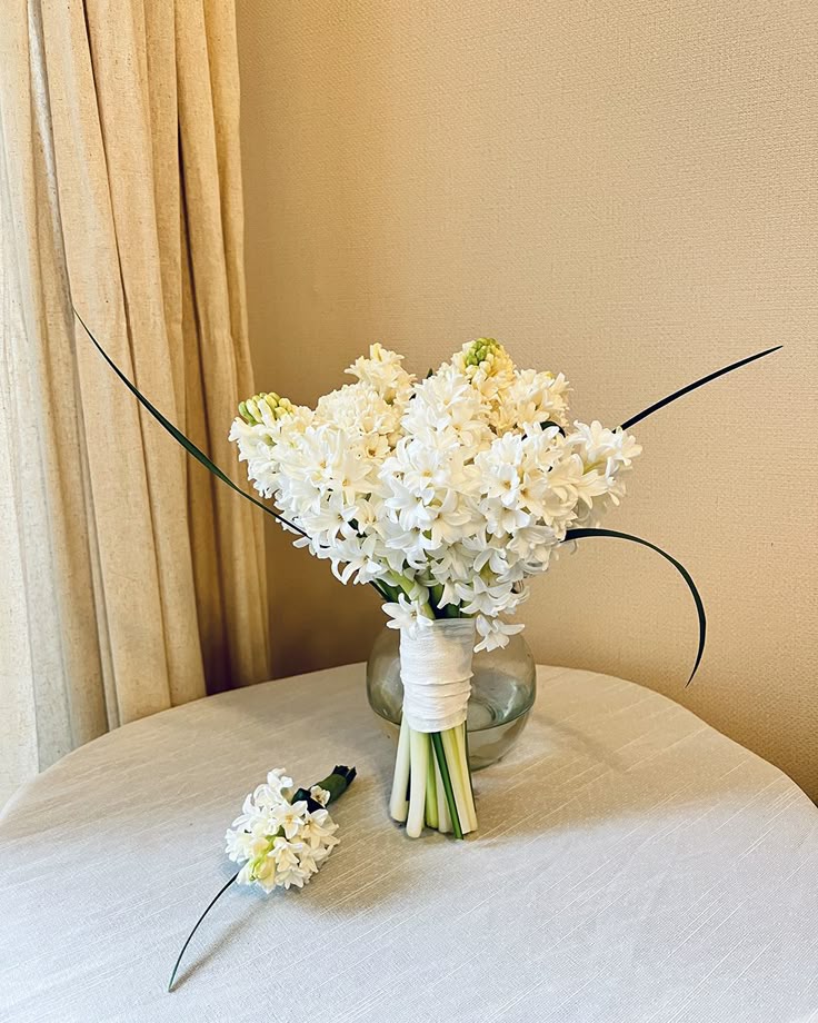 Bó Hoa Cưới Dạ Lan Hương Trắng Tinh Khôi Thanh Lịch Cho Cô Dâu